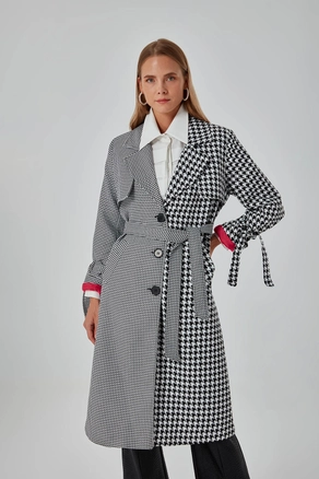 A model wears 26570 - Coat - Black And White, wholesale undefined of Mizalle to display at Lonca