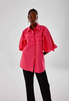 Una modella di abbigliamento all'ingrosso indossa 26572 - Shirt - Fuchsia, vendita all'ingrosso turca di Camicia di Mizalle