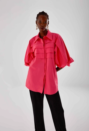 A model wears 26572 - Shirt - Fuchsia, wholesale Shirt of Mizalle to display at Lonca