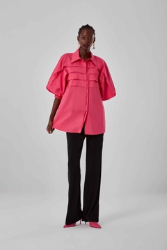 Una modella di abbigliamento all'ingrosso indossa 26572 - Shirt - Fuchsia, vendita all'ingrosso turca di Camicia di Mizalle