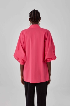 Una modelo de ropa al por mayor lleva 26572 - Shirt - Fuchsia, Camisa turco al por mayor de Mizalle