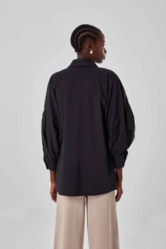 Ein Bekleidungsmodell aus dem Großhandel trägt 26573 - Shirt - Black, türkischer Großhandel Hemd von Mizalle