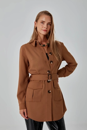A model wears 31885 - Jacket - Camel, wholesale undefined of Mizalle to display at Lonca