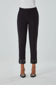 Bir model, Mizalle toptan giyim markasının 34037 - Pants - Silver toptan Pantolon ürününü sergiliyor.