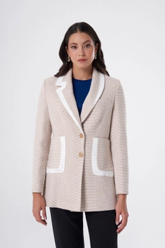 Bir model, Mizalle toptan giyim markasının 34038 - Jacket - Beige toptan Ceket ürününü sergiliyor.