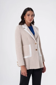 A wholesale clothing model wears 34038 - Jacket - Beige, Turkish wholesale Jacket of Mizalle
