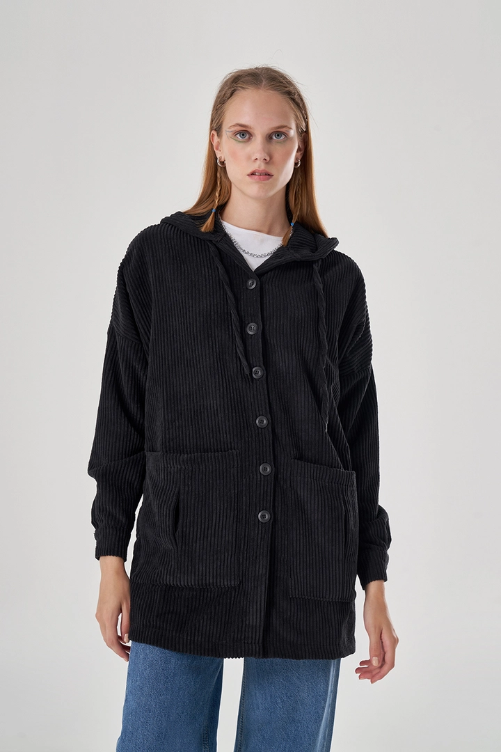 Ένα μοντέλο χονδρικής πώλησης ρούχων φοράει 34039 - Jacket - Black, τούρκικο Μπουφάν χονδρικής πώλησης από Mizalle