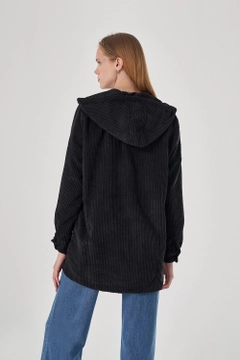 Bir model, Mizalle toptan giyim markasının 34039 - Jacket - Black toptan Ceket ürününü sergiliyor.