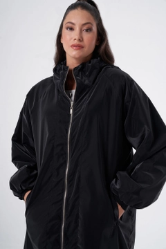 Una modelo de ropa al por mayor lleva 34040 - Coat - Black, Abrigo turco al por mayor de Mizalle