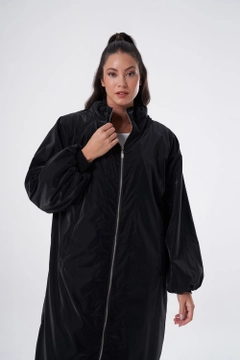 Una modelo de ropa al por mayor lleva 34040 - Coat - Black, Abrigo turco al por mayor de Mizalle