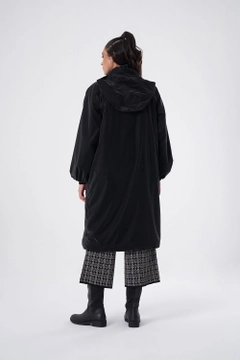 Bir model, Mizalle toptan giyim markasının 34040 - Coat - Black toptan Kaban ürününü sergiliyor.