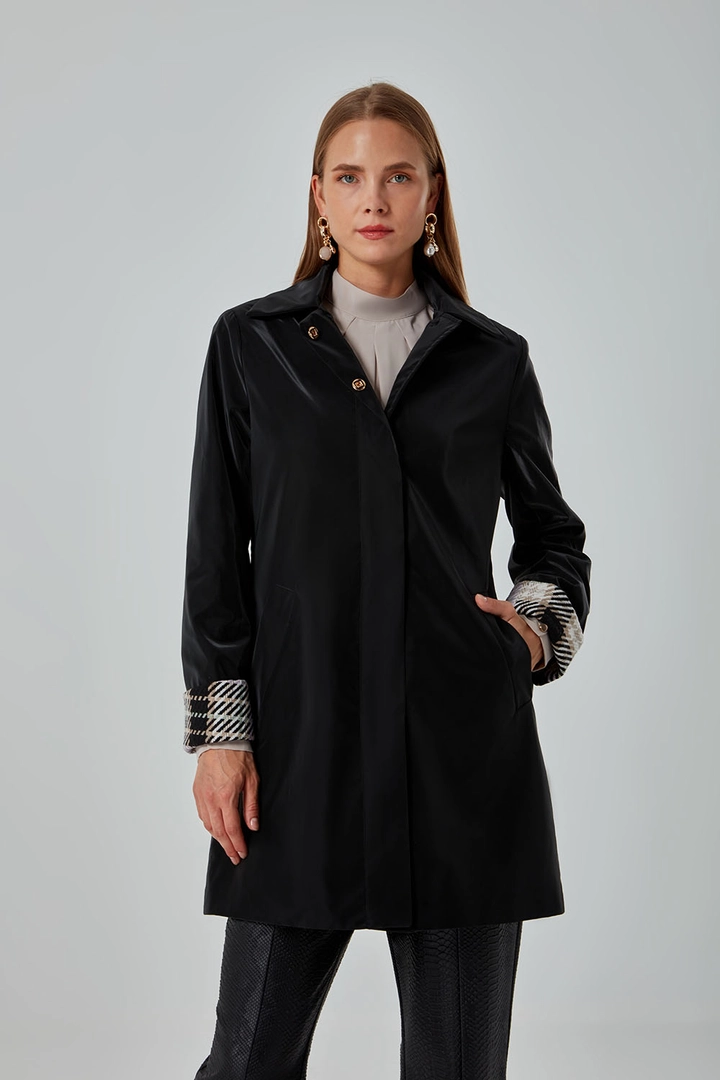 Ein Bekleidungsmodell aus dem Großhandel trägt 34042 - Trenchcoat - Black, türkischer Großhandel Trenchcoat von Mizalle