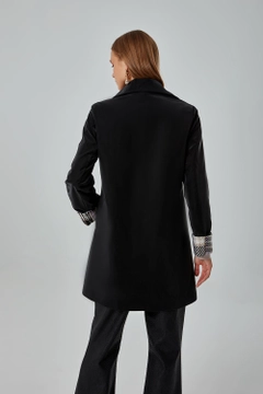 Een kledingmodel uit de groothandel draagt 34042 - Trenchcoat - Black, Turkse groothandel Trenchcoat van Mizalle