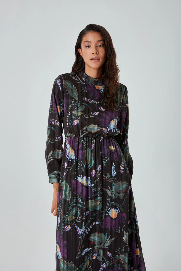 Bir model, Mizalle toptan giyim markasının 34044 - Dress - Mix Color toptan Elbise ürününü sergiliyor.