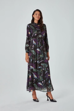 Bir model, Mizalle toptan giyim markasının 34044 - Dress - Mix Color toptan Elbise ürününü sergiliyor.