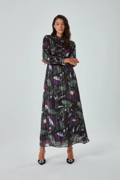 Ένα μοντέλο χονδρικής πώλησης ρούχων φοράει 34044 - Dress - Mix Color, τούρκικο Φόρεμα χονδρικής πώλησης από Mizalle