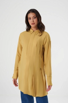 Bir model, Mizalle toptan giyim markasının 34045 - Shirt - Mustard toptan Gömlek ürününü sergiliyor.