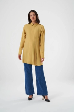 Ein Bekleidungsmodell aus dem Großhandel trägt 34045 - Shirt - Mustard, türkischer Großhandel Hemd von Mizalle