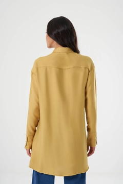 Una modelo de ropa al por mayor lleva 34045 - Shirt - Mustard, Camisa turco al por mayor de Mizalle