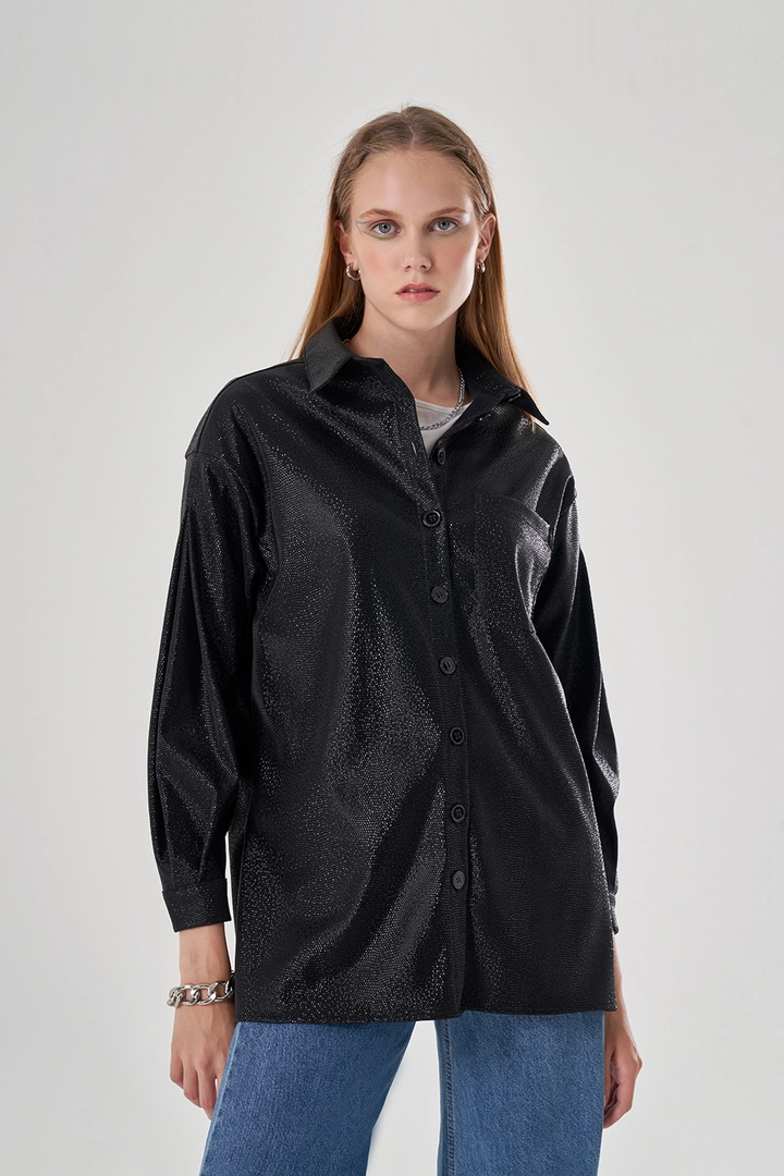 Ένα μοντέλο χονδρικής πώλησης ρούχων φοράει 34054 - Shirt - Black, τούρκικο Πουκάμισο χονδρικής πώλησης από Mizalle