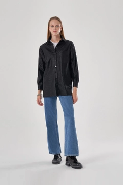 Bir model, Mizalle toptan giyim markasının 34054 - Shirt - Black toptan Gömlek ürününü sergiliyor.
