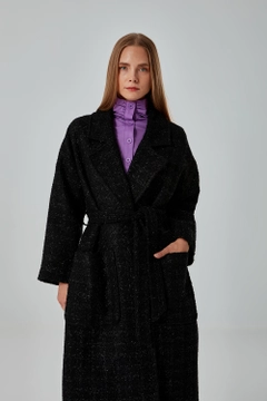 Ένα μοντέλο χονδρικής πώλησης ρούχων φοράει 34059 - Coat - Black, τούρκικο Σακάκι χονδρικής πώλησης από Mizalle