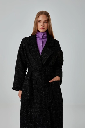 A model wears 34059 - Coat - Black, wholesale undefined of Mizalle to display at Lonca