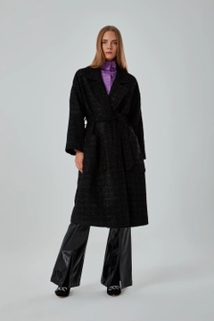 Bir model, Mizalle toptan giyim markasının 34059 - Coat - Black toptan Kaban ürününü sergiliyor.