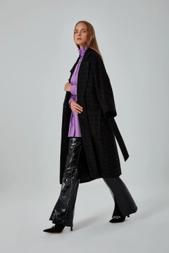 Bir model, Mizalle toptan giyim markasının 34059 - Coat - Black toptan Kaban ürününü sergiliyor.