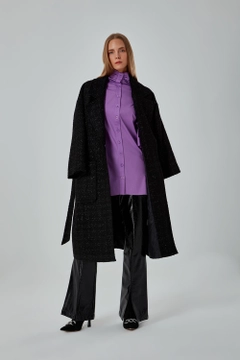 Ένα μοντέλο χονδρικής πώλησης ρούχων φοράει 34059 - Coat - Black, τούρκικο Σακάκι χονδρικής πώλησης από Mizalle