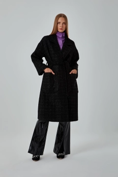Una modella di abbigliamento all'ingrosso indossa 34059 - Coat - Black, vendita all'ingrosso turca di Cappotto di Mizalle