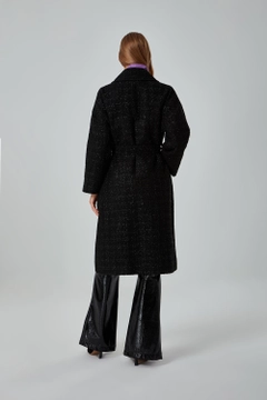 Una modella di abbigliamento all'ingrosso indossa 34059 - Coat - Black, vendita all'ingrosso turca di Cappotto di Mizalle