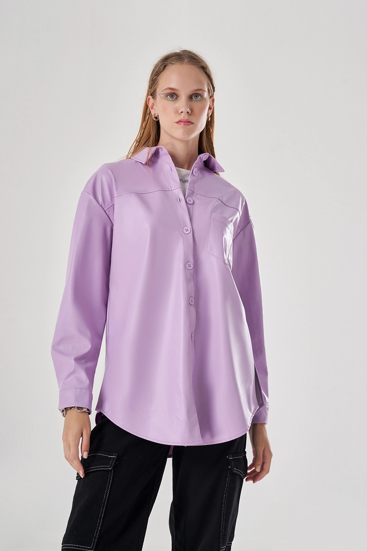 Ein Bekleidungsmodell aus dem Großhandel trägt 34063 - Shirt - Lilac, türkischer Großhandel Hemd von Mizalle