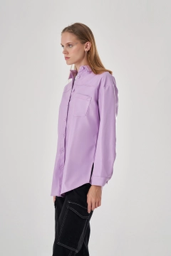 Een kledingmodel uit de groothandel draagt 34063 - Shirt - Lilac, Turkse groothandel Shirt van Mizalle