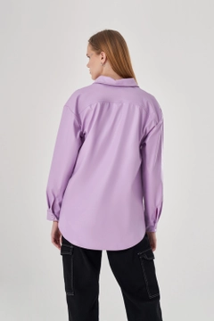 Ένα μοντέλο χονδρικής πώλησης ρούχων φοράει 34063 - Shirt - Lilac, τούρκικο Πουκάμισο χονδρικής πώλησης από Mizalle