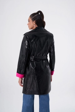 Ein Bekleidungsmodell aus dem Großhandel trägt 34065 - Trenchcoat - Black, türkischer Großhandel Trenchcoat von Mizalle