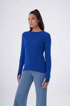 Una modella di abbigliamento all'ingrosso indossa 34067 - Sweater - Saxe, vendita all'ingrosso turca di Maglione di Mizalle