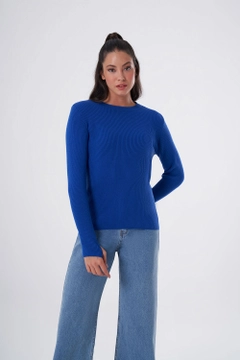 Bir model, Mizalle toptan giyim markasının 34067 - Sweater - Saxe toptan Kazak ürününü sergiliyor.