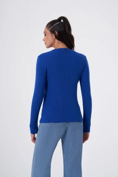 Ένα μοντέλο χονδρικής πώλησης ρούχων φοράει 34067 - Sweater - Saxe, τούρκικο Πουλόβερ χονδρικής πώλησης από Mizalle