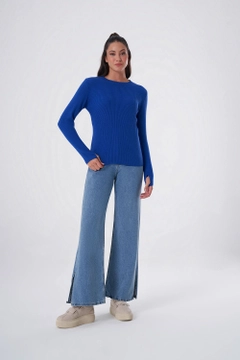 Bir model, Mizalle toptan giyim markasının 34067 - Sweater - Saxe toptan Kazak ürününü sergiliyor.