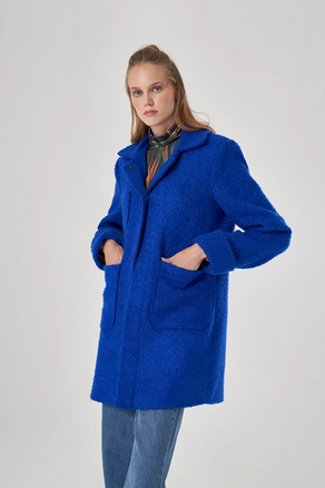 A model wears 34073 - Coat - Saxe, wholesale Coat of Mizalle to display at Lonca