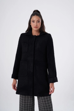 Bir model, Mizalle toptan giyim markasının 34074 - Coat - Black toptan Kaban ürününü sergiliyor.