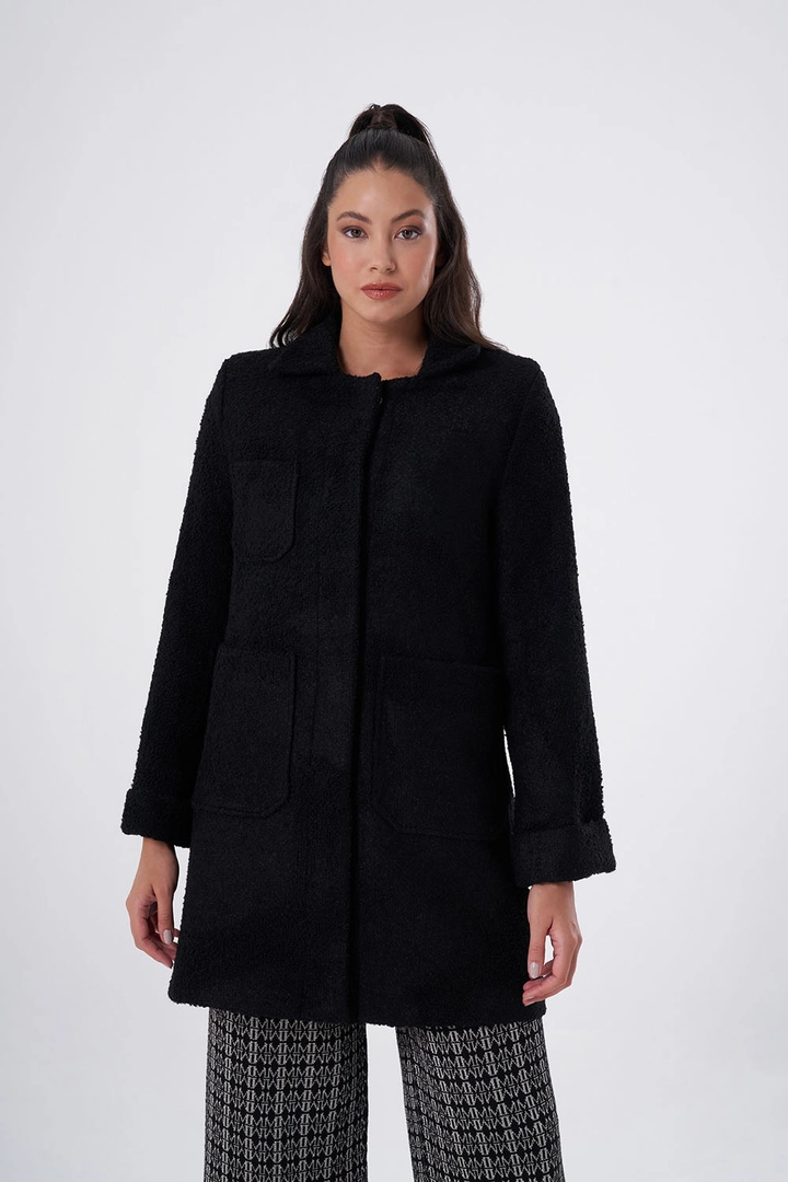 Ein Bekleidungsmodell aus dem Großhandel trägt 34074 - Coat - Black, türkischer Großhandel Mantel von Mizalle