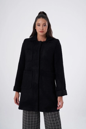 A model wears 34074 - Coat - Black, wholesale undefined of Mizalle to display at Lonca