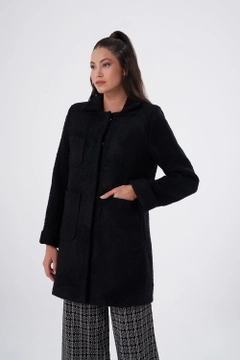 A wholesale clothing model wears 34074 - Coat - Black, Turkish wholesale Coat of Mizalle