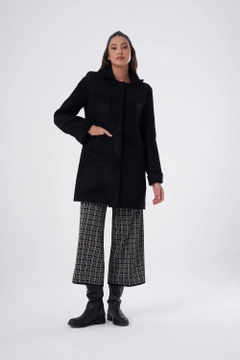 Bir model, Mizalle toptan giyim markasının 34074 - Coat - Black toptan Kaban ürününü sergiliyor.