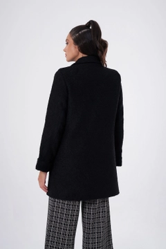 Ein Bekleidungsmodell aus dem Großhandel trägt 34074 - Coat - Black, türkischer Großhandel Mantel von Mizalle