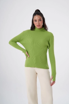 A wholesale clothing model wears 34077 - Sweater - Green, Turkish wholesale Sweater of Mizalle