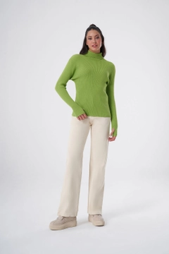 Ένα μοντέλο χονδρικής πώλησης ρούχων φοράει 34077 - Sweater - Green, τούρκικο Πουλόβερ χονδρικής πώλησης από Mizalle