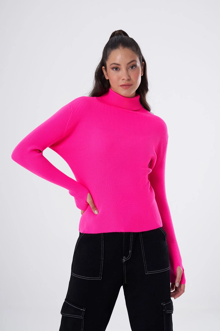 Bir model, Mizalle toptan giyim markasının 34078 - Sweater - Fuchsia toptan Kazak ürününü sergiliyor.
